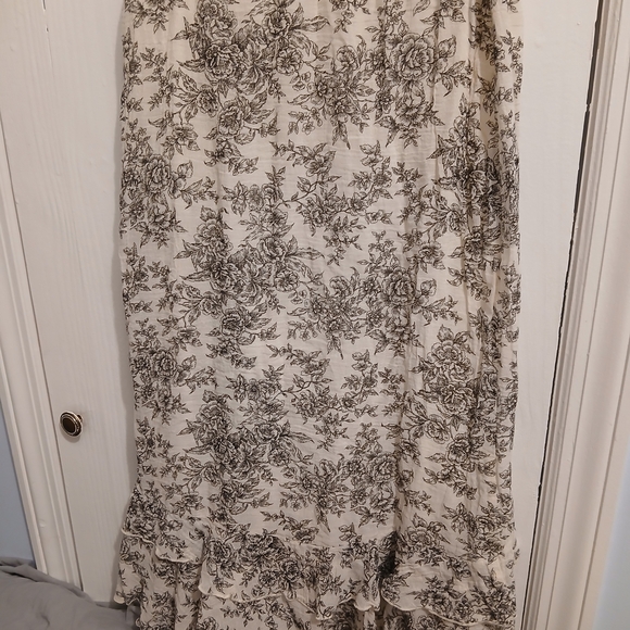 Chic Low Rise High-Low Cream and Black Floral Skirt - Picture 2 of 3